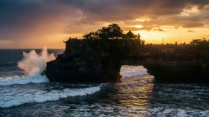 岩石島上的寺廟在夕陽下，海浪拍打