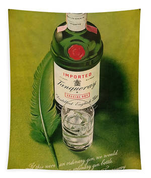 Tanqueray 氈酒瓶配冰杯和綠色羽毛，置於復古廣告背景上。 — Motorola Razr 70 Ultra 壁紙