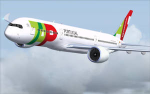 TAP葡萄牙航空飛機飛過多雲的天空