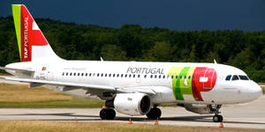 TAP Portugal飛機在跑道上，背景為森林