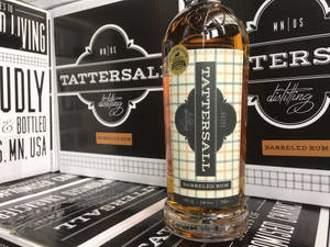 Tattersall桶陳蘭姆酒瓶，置於黑白設計的品牌包裝上。