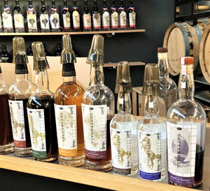 在釀酒廠的木架上展示的帶金屬蓋的Tattersall酒瓶。