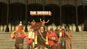 《Team Fortress 2》角色喺建築物前嘅石級上擺甫士。