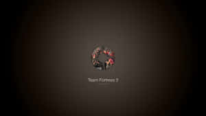 Team Fortress 2 遊戲標誌，四個角色在圓形徽章中，背景為深色。