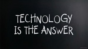 黑板上粗體白色粉筆字寫著「technology is the answer」