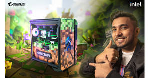 遊戲玩家自豪地指向一部以Minecraft為主題、帶有發光組件的遊戲電腦。