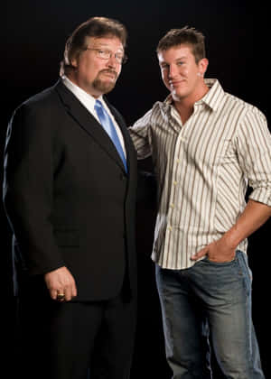 兩個男人一齊擺姿勢，一個着西裝，一個着間條衫同牛仔褲 — 摔角 GIF 壁紙