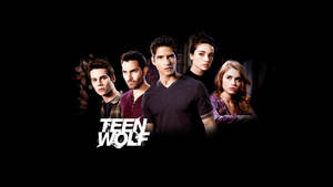 五位來自《Teen Wolf》的年輕演員在黑暗背景下嚴肅地擺姿勢。