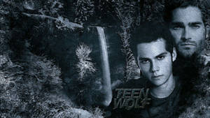 兩個男人在雪地森林中，帶有瀑布和Teen Wolf標誌。