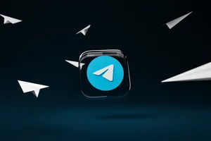 光澤Telegram圖標,周圍漂浮著紙飛機。
