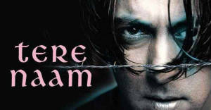 男人臉部特寫，鐵絲網橫跨臉部，粉紅色文字寫著「tere naam」。