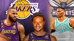 三位身穿湖人隊和黃蜂隊球衣的NBA球員，身後有球隊標誌擺姿勢。