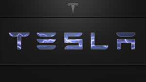 Tesla 標誌，在深色穿孔表面上帶有藍色閃電。 — Tesla GIF 壁紙