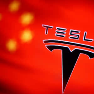 Tesla 標誌疊加在模糊的中國國旗背景上。 — Tesla GIF 壁紙