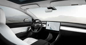 白色皮革 Tesla 車廂內部，配備觸控螢幕和山景。 — 極簡美學 壁紙