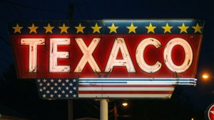 夜間發光的復古Texaco加油站招牌，帶有星星和美國國旗設計