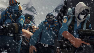 四名身著藍色冬季裝備的武裝士兵站在山附近的暴風雪中。
