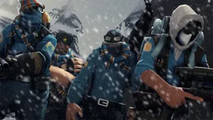 四名身著藍色冬季裝備的武裝士兵站在山附近的暴風雪中。