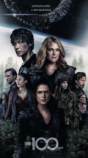 電視劇《The 100》的演員們站在森林中，上方有太空站。