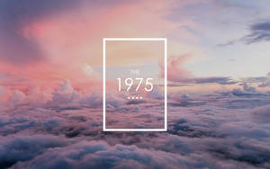 日落時的粉紅色和紫色雲層，帶有白色文字框架，寫著「THE 1975」 — 唯美雲朵動態 壁紙