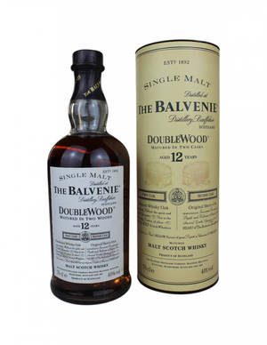 白色背景上的 The Balvenie DoubleWood 12 Year Old 威士忌酒瓶和盒子。