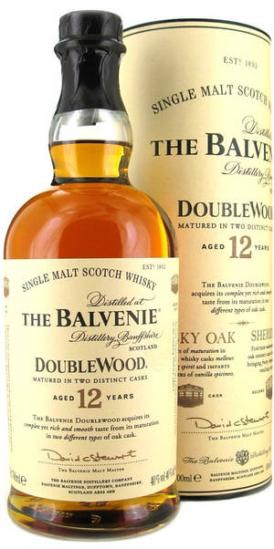 一瓶Balvenie DoubleWood 12 Year Old威士忌及其盒子。