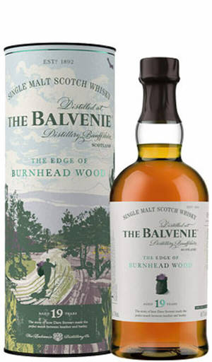 一瓶19年陳釀的Balvenie威士忌及其帶有插圖的禮盒，展示森林中的遠足者。