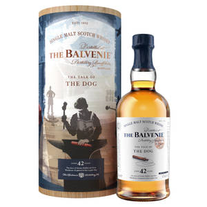 一瓶42年嘅Balvenie威士忌同佢嘅木管，上面有鐵匠藝術。