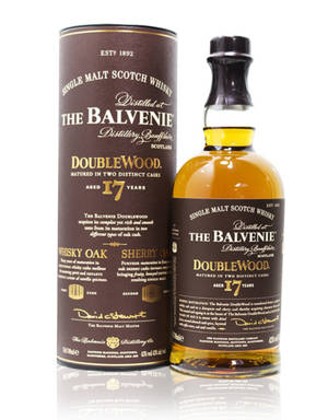反光表面上的Balvenie DoubleWood 17 Year Old威士忌瓶和盒子。
