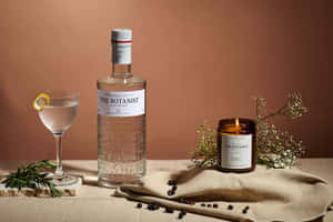 Botanist 氈酒瓶、雞尾酒和蠟燭，在亞麻布上搭配香草和漿果的造型。