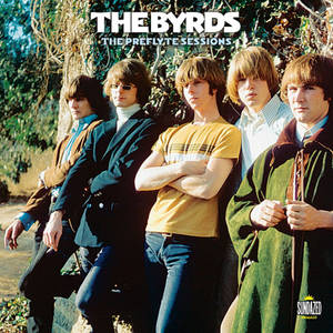 The Byrds 樂隊成員身穿1960年代服裝，在戶外樹木旁擺姿勢。