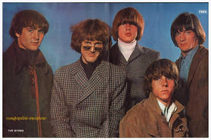 The Byrds 樂團照片，穿著1960年代摩登服裝，背景為藍色