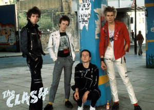 The Clash 龐克樂隊在粗獷的城市街頭場景中擺姿勢