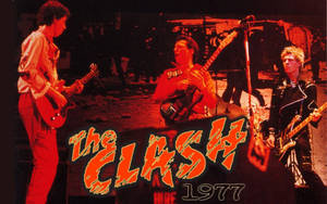 The Clash 樂隊於1977年在紅色舞台燈光下現場演出。