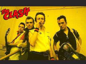 龐克搖滾樂隊 The Clash 在黃色房間裡拿著結他擺姿勢。
