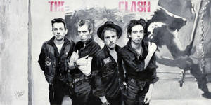 The Clash 樂隊成員以龐克裝扮站在塗鴉牆前。