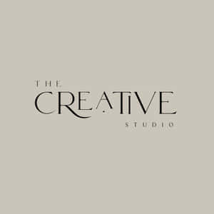 The Creative Studio 標誌，以黑色襯線字體顯示於米色背景上。 — iPad Pro 11 壁紙