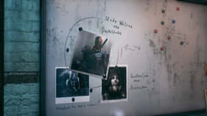 白板上有角色照片和關於 Slade Wilson Deathstroke、Jonathan Crane Scarecrow 和一個未知的 Arkham Knight 的手寫筆記。