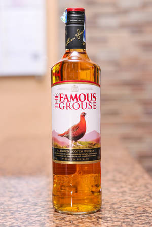 櫃檯上的一瓶 The Famous Grouse 威士忌。