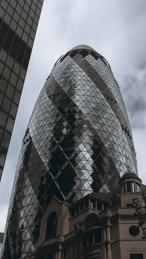Gherkin大樓的玻璃外牆反射著多雲的天空。 — 建築 壁紙
