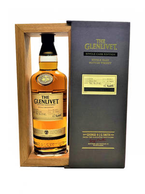 一瓶 Glenlivet 單桶威士忌放在木盒中，附有禮盒。