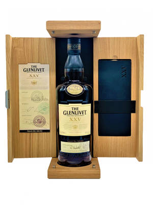The Glenlivet XXV威士忌瓶裝在帶有品牌內襯的木製禮盒中。