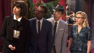 四位穿著1940年代服裝的人在昏暗的酒吧中顯得驚訝。 — Netflix GIF 壁紙
