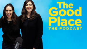 兩位微笑的女士為The Good Place播客拿著咪高峰擺姿勢。 — Netflix GIF 壁紙