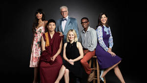 六位不同風格的人穿著時尚服裝為工作室肖像擺姿勢。 — Netflix GIF 壁紙