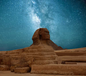 吉薩大獅身人面像在星空夜空下，銀河可見。