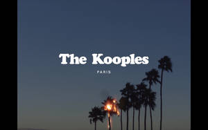 暮色中的棕櫚樹，一棵燃燒，文字 The Kooples PARIS