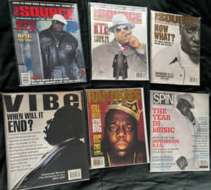 五張復古嘻哈雜誌封面， featuring Notorious B.I.G. 及其他藝術家，放在深色布料上。
