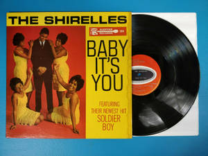 藍色背景上的 The Shirelles 的《Baby It's You》復古黑膠唱片。 — 音樂 GIF 壁紙