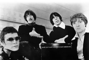 四位男士在攝影棚中手持 Velvet Underground 專輯。